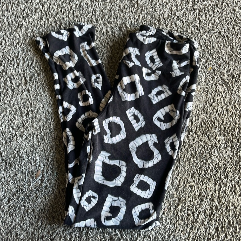 Vampire teeth LuLaRoe pants. One size